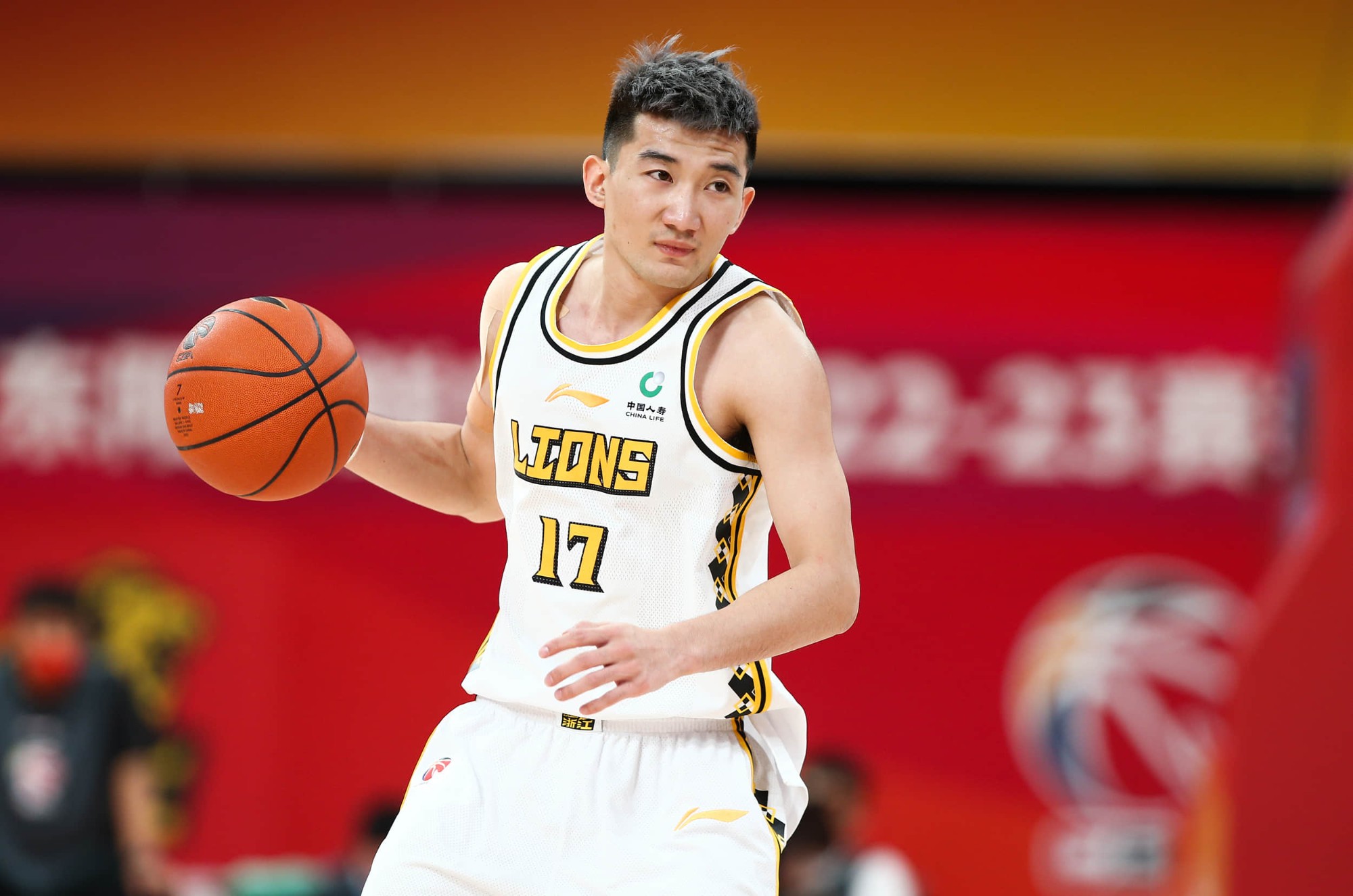 今晨体能课后，广厦男篮完成体检备战荷甲，态度坚定，临场指挥获称赞的简单介绍