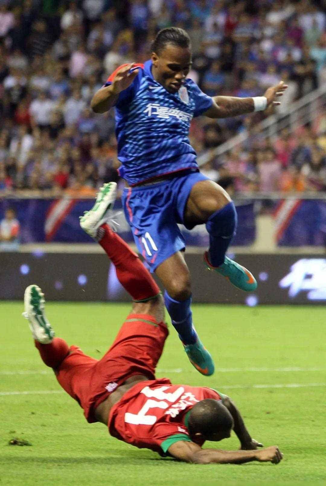 关于上海申花训练开放日，集结日门线救险引欢呼，英超在即，团队化学反应显著的信息